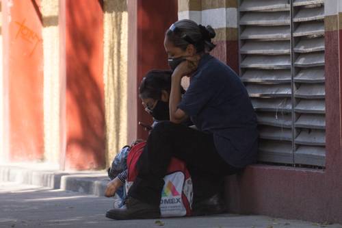 Familiares de pacientes buscan la manera de que no se haga tan pesada la espera; las autoridades reportaron ayer el fallecimiento de 437 personas.