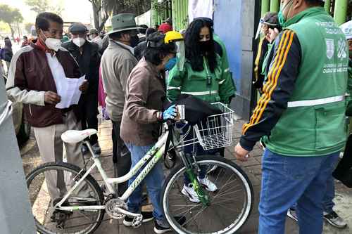 VACUNACIÓN EN XOCHIMILCO. La inmunización de adultos mayores en la capital siguió ayer; la jefa de Gobierno dijo que mañana se anunciará las alcaldías donde continuará la aplicación.