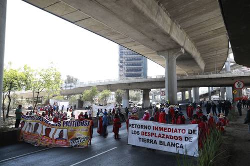 Miembros de la comunidad triqui bloquearon ayer diferentes puntos de la ciudad, para exigir ser atendidos por el presidente Andrés Manuel López Obrador. En la imagen, la obstrucción en Periférico sur, a la altura de Luis Cabrera.