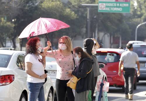 En zonas como La Merced, la colonia Agrícola Oriental y la alcaldía Xochimilco la temperatura rebasó 30 grados centígrados y se prevé continúe alta en la capital del país los próximos días. En esta imagen, personas que acudieron al centro de vacunación contra el Covid-19 instalado en el Palacio de los Deportes.