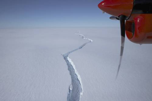 Un iceberg de mil 270 kilómetros cuadrados, casi el tamaño de la Ciudad de México (mil 485 kilómetros cuadrados), se desprendió de la plataforma de hielo antártica Brunt, de 150 metros de espesor. El evento se produce casi una década después de que los científicos del British Antarctic Survey detectaran el crecimiento de vastas grietas, reporta Europa Press.