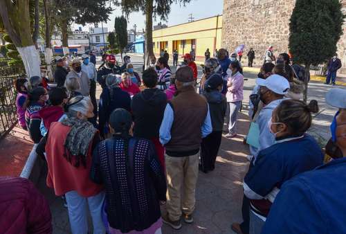 Personas de la tercera edad y familiares acudieron ayer desde muy temprano a los alrededores de la presidencia municipal de Xonacatlán, estado de México, después de que servidores de la nación les informaron que ayer comenzaría la vacunación contra el coronavirus en esta localidad, pero después desmintieron esta versión por medio de redes sociales.