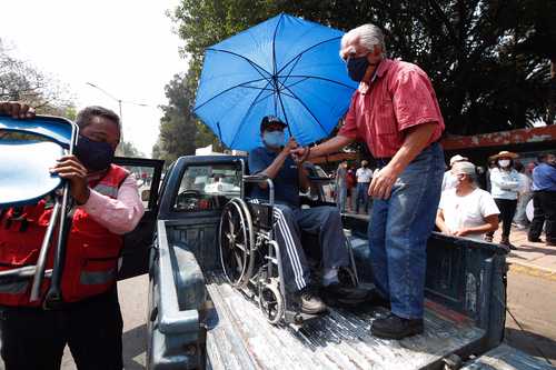 Autoridades de la alcaldía de Xochimilco implementaron desde la semana pasada un servicio de transporte gratis con vehículos oficiales para trasladar a personas adultas mayores con problemas de movilidad a las macrounidades habilitadas para aplicar la vacuna contra el Covid-19.