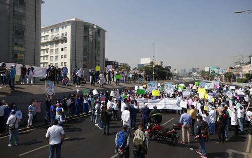 EXIGEN VACUNAS CONTRA EL COVID-19. Médicos y trabajadores del Hospital Infantil Federico Gómez bloquearon ayer Viaducto en demanda de vacunas contra el Covid-19.