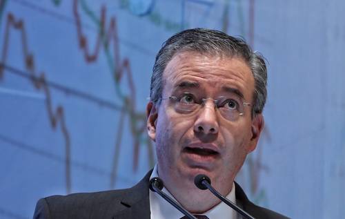 México requiere fomentar condiciones que permitan atraer mayor inversión, señaló Alejandro Díaz de León, gobernador del banco central, en una conferencia virtual. Imagen de archivo.