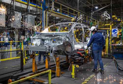 Debido a la escasez global de chips, General Motors informó este miércoles que decidió prolongar los recortes de producción de tres plantas en Norteamérica –incluida una en México– y agregar una cuarta a la lista de fábricas afectadas. La compañía extenderá el tiempo de inactividad en las plantas de Fairfax, en Kansas y de Ingersoll, en Ontario, al menos hasta mediados de abril, y de San Luis Potosí (en la imagen), hasta finales de marzo. Además, paralizará su planta Gravatai en Sao Paulo, Brasil, durante abril y mayo. La falta de chips se genera, entre otros factores, por la competencia entre fabricantes de autos y la industria electrónica de consumo por el suministro de semiconductores.