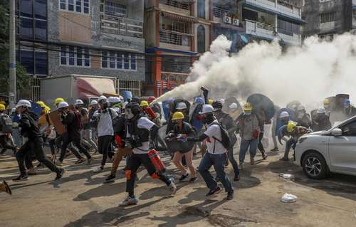 Más de 50 personas han muerto y mil 500 han sido detenidas desde que comenzaron las protestas contra el golpe militar del mes pasado en Myanmar, según la Asociación de Asistencia a los Presos Políticos. La imagen, ayer en Yangón.