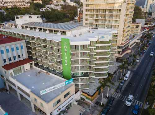 El hotel Tortuga, ubicado en la zona Condesa de Acapulco, Guerrero, dejó de prestar servicios después de 40 años debido a los estragos causados por la pandemia de Covid-19, que mermó la afluencia de visitantes.