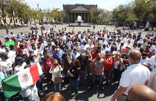 Policías, bomberos y peritos de distintas corporaciones de seguridad municipal y estatal se apostaron ayer en la Plaza de la Liberación, frente al Congreso de Jalisco, en Guadalajara, para exigir a los diputados la aprobación de la jubilación anticipada tras 25 años de servicio, pues se les prometió desde el inicio de la actual administración, pero la votación legislativa fue pospuesta al menos una semana. Aseguraron que deberían contar con ese beneficio, pues su actividad es de alto riesgo y por ende existe una menor esperanza de vida, “de acuerdo con estudios internacionales”.