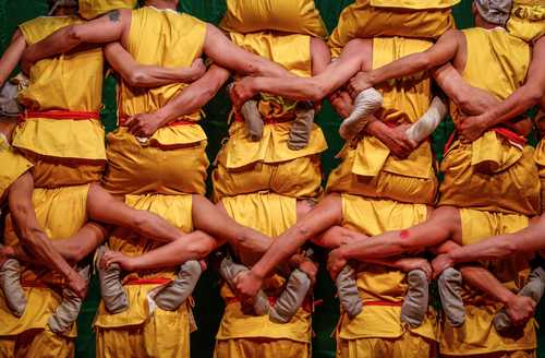 La acrobacia china es una joya de las artes escénicas tradicionales que ofrece el país asiático con una historia de más de 2 mil años. En la imagen, bailarines realizan el montaje acrobático Die Luo han, cuya principal peculiaridad es que los artistas se apilen unos sobre otros. La función fue presentada ayer en la ciudad de Huangshan.