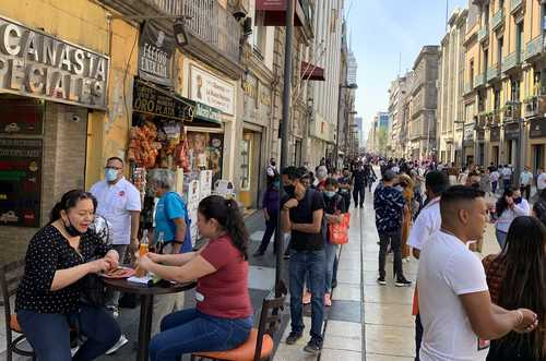 Comercios de la calle Madero, en el Centro Histórico, tuvieron ayer mucha afluencia, a sólo unos días de que se regresó al semáforo naranja.