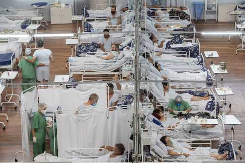 Brasil acumula dos días al hilo de muertes récord. En la imagen, un gimnasio acondicionado como hospital en Sao Paulo.