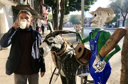 Para refrescarse, nada como ingerir un vaso de pulque, como nos muestra esta persona en una banqueta de la avenida Insurgentes Centro.