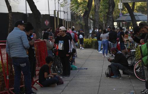 Jóvenes continúan apostados en inmediaciones del parque Luis Pasteur, frente al Senado de la República.