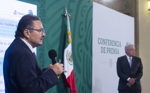 El presidente López Obrador y el titular de Pemex, Octavio Romero (izquierda), durante la conferencia del miércoles en la que se habló de los contratos de Pemex para suministrar gas etano a Braskem y que beneficiaron a Odebrecht.