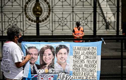 En imagen de archivo, barda de la sede del Congreso Nacional argentino. En la manta aparecen de izquierda a derecha el presidente Alberto Fernández, la vicepresidenta Cristina Fernández de Kirchner y el gobernador de Buenos Aires, Axel Kicillof.