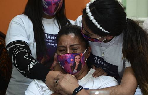 La ONU, la Unión Europea y Estados Unidos instaron a Honduras a investigar la muerte “violenta” de Keyla Martínez y otras cinco jóvenes en sólo cuatro días. En una conferencia del Comité de Familiares de Desaparecidos en Tegucigalpa, se informó que Keyla fue arrestada por violar el toque de queda por coronavirus en la occidental localidad de La Esperanza, y según los agentes fue encontrada en su celda “tratando de suicidarse”. En la imagen, Norma Rodríguez, su madre.