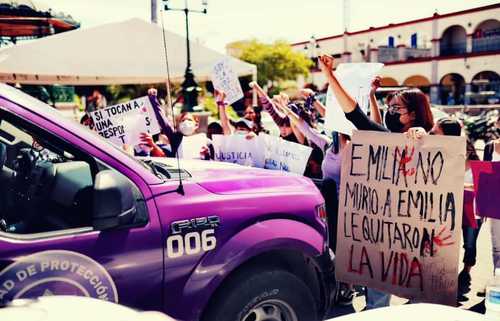 Un grupo de mujeres se manifestó ayer frente a la presidencia municipal de Santiago Ixcuintla, Nayarit, para exigir justicia por el feminicidio de Emilia López Villanueva, de 17 años, cuyo cuerpo con huellas de violencia fue localizado el miércoles en su casa, ubicada en la localidad de Amapa. El secretario de seguridad pública, Benito Martínez, informó que las investigaciones apuntan a que el presunto responsable es el ex novio de la joven, quien ya fue detenido.