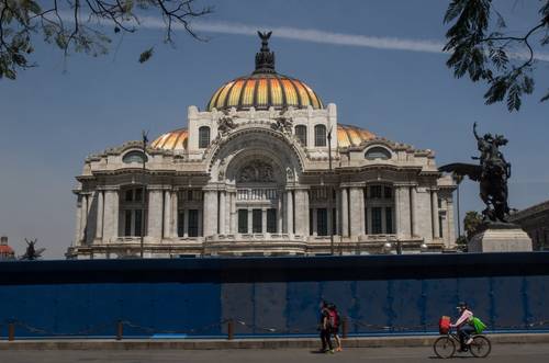 Alrededor del Palacio de Bellas Artes fueron colocadas vallas metálicas para protegerlo de eventuales actos vandálicos el lunes 8.