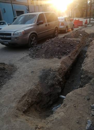 Debido a trabajos de rehabilitación inconclusos en Santa María la Redonda, en el Centro Histórico, vecinos deben sortear montones de tierra, tolvaneras, zanjas y hoyos.