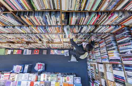 El estudio PISA de la OCDE demostró que uno de cada cinco jóvenes sólo puede leer oraciones sencillas. En la imagen, una librería en Colonia.