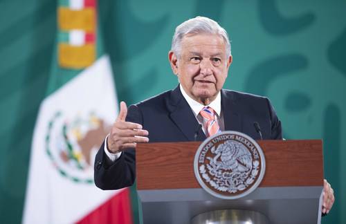 El mandatario Andrés Manuel López Obrador empezó la transmisión de un video de un debate con Diego Fernández de Cevallos antes de salir de Palacio Nacional rumbo al aeropuerto.