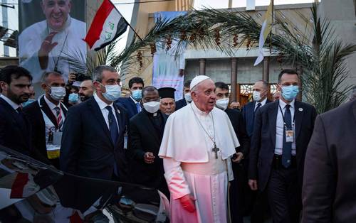 El papa Francisco ayer al dejar la catedral católica de Nuestra Señora de la Salvación, en Bagdad. Hoy se reunirá con el ayatola Alí Sistani.