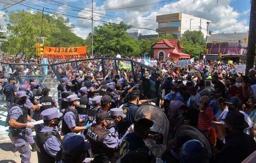 Concentración de manifestantes ante la sede del gobierno de la provincia argentina.