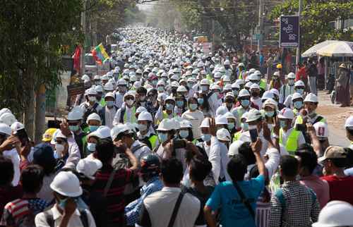 En Mandalay, Myanmar, la policía abrió fuego ayer contra manifestantes que rechazaban pacíficamente la asonada del mes pasado, con saldo de un muerto. En la imagen, ingenieros y estudiantes se sumaron a las movilizaciones en esta ciudad.