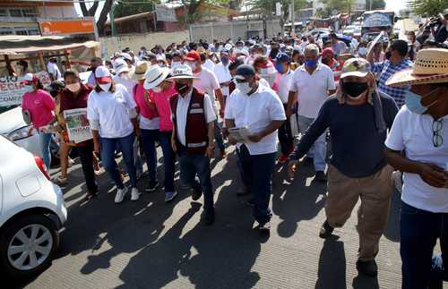 El secretario general del Comité Ejecutivo Estatal de Morena en Guerrero, Marcial Rodríguez Saldaña (al centro), encabezó ayer el inicio de campaña en representación del candidato a la gubernatura del estado, Félix Salgado Macedonio, en la colonia Emiliano Zapata, en Acapulco.