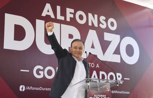 El candidato de la alianza Juntos Haremos Historia por Sonora, Alfonso Durazo, ayer, al iniciar su campaña en la plaza Emiliana de Zubeldía, en Hermosillo. Ahí señaló que “no habrá impunidad ni pactos debajo de la mesa”.