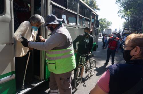 Mientras la cifra de contagios aún persiste, ayer culminó la inmunización en Xochimilco, donde se apoyó a adultos mayores con transporte.