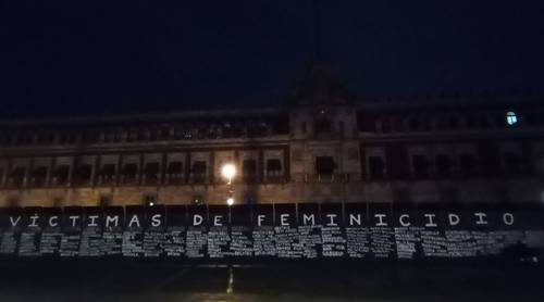 Un grupo de activistas intervino, la noche del sábado, las vallas protectoras recién colocadas en Palacio Nacional, con los nombres de un centenar de víctimas de feminicidio de la década reciente en el país, en vísperas del Día Internacional de la Mujer.
