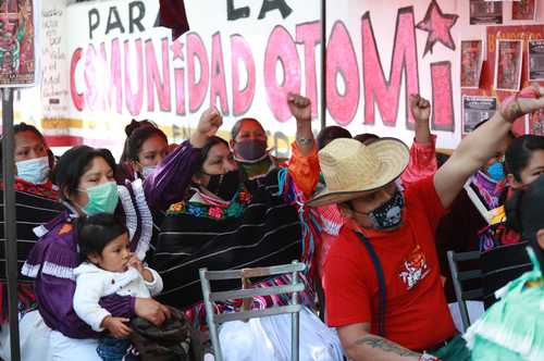 En la sede del INPI, que permanece ocupada por la comunidad otomí, se realiza el tercer encuentro de mujeres del CNI. La imagen, durante el diálogo con el gobierno capitalino.