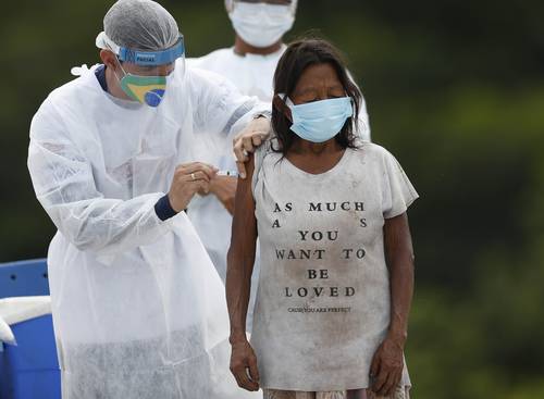 Una indígena del Amazonas, en Brasil, recibe una dosis del biológico chino CoronaVac.