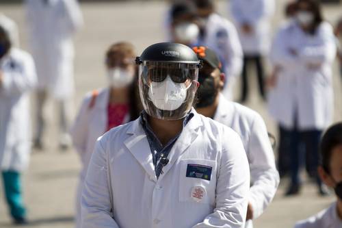 Médicos de centros privados y públicos protestaron ayer en la Explanada de los Héroes, en Monterrey, para exigir que sean inmunizados.