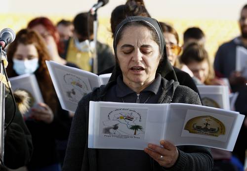  Una monja cristiana iraquí durante los preparativos para la visita del pontífice, en el estadio principal de Erbil. Foto Ap