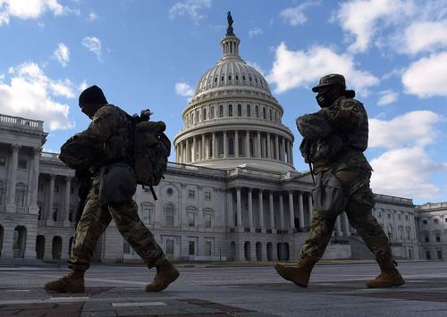 Patrullaje de la Guardia Nacional en el Capitolio, donde ayer el Senado avaló un paquete de ayudas por 1.9 billones de dólares.