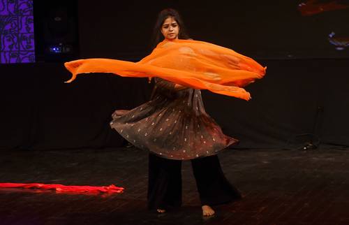 Antes de la conmemoración del Día Internacional de la Mujer, en Karachi se realiza la segunda Conferencia de Mujeres en el Consejo de las Artes de Pakistán, donde se discute la naturaleza de los desafíos que enfrentan en la actualidad, se invita a aprender del pasado y a debatir sobre el presente para construir un futuro prometedor. En la imagen, una bailarina actúa durante ese coloquio.