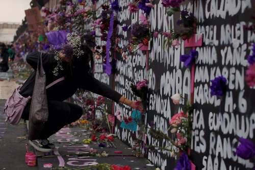 Colectivas, activistas y familias acudieron al Zócalo a poner flores y prender veladoras.