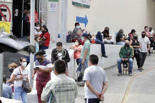 Para familiares de pacientes internados en el hospital de zona 1A del IMSS, frente al parque de los Venados, las horas se hacen eternas.