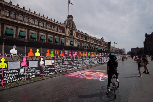 USO ALTERNO. Desde el sábado agrupaciones usaron las tapias para exhibir los nombres de víctimas de feminicidio; ayer colocaron flores y listones morados.