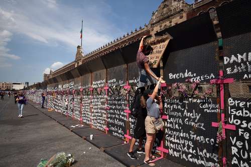 Colectivos colocaron flores en la valla que rodea el Palacio Nacional en vísperas de las manifestaciones por el Día Internacional dela Mujer.