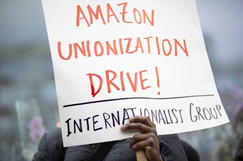 La batalla actual para sindicalizar un mega-almacén de Amazon en Alabama se acompaña, como todas las luchas en Estados Unidos, por los ecos de la historia de rebelión en el país. En la imagen del viernes pasado, un participante en una protesta de apoyo a la sindicalización de trabajadoras de la empresa Amazon en Nueva York.