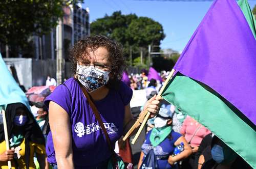 La dirigente feminista Morena Herrera participa en una protesta en San Salvador la víspera de la conmemoración del Día Internacional de la Mujer.