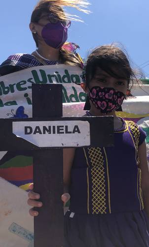 Activistas de Juchitán, Oaxaca, marcharon ayer para conmemorar el Día Internacional de la Mujer, que se conmemora este lunes. La manifestación fue organizada por el grupo 8 de Marzo y colectivos de la Red Interinstitucional contra la Violencia, por la Mujer y la Familia, que exigieron justicia para las víctimas de los feminicidios perpetrados en esa localidad.