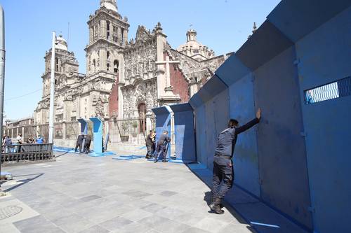 Personal de la SSC aún instalaba ayer vallas metálicas frente a Catedral para protegerla de posibles desmanes.