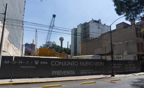 Aspecto de la construcción de dos torres de departamentos con niveles de más en la avenida Nuevo León número 212. Habitantes denunciaron que la obra no cumple con el plan parcial de desarrollo urbano de la colonia Hipódromo.