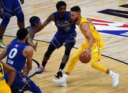 Stephen Curry –a la derecha, con el balón– ganó su segundo concurso de triples en el arranque del Juego de las Estrellas de la NBA, marcado por las restricciones de la pandemia, mientras Domantas Sabonis y Anfernee Simons se impusieron en el de habilidades y volcadas. Apenas mil 500 personas asistieron al State Farm Arena de Atlanta para disfrutar del duelo donde el equipo de LeBron James se impuso 170-150 al de Kevin Durant.