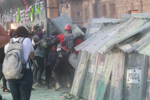 Feministas se propusieron derribar ayer las vallas de resguardo del Palacio Nacional, puestas para proteger el inmueble considerado patrimonio cultural de los mexicanos. Al final de la manifestación, unos tramos de esa defensa metálica sí cayeron.